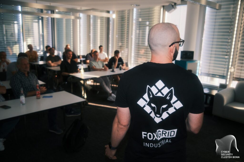 Marcel Rick-Cen von FOXGRID Industrial spricht beim Cyber Security Meetup in Bonn über OT-Security und Hardware-Hacking