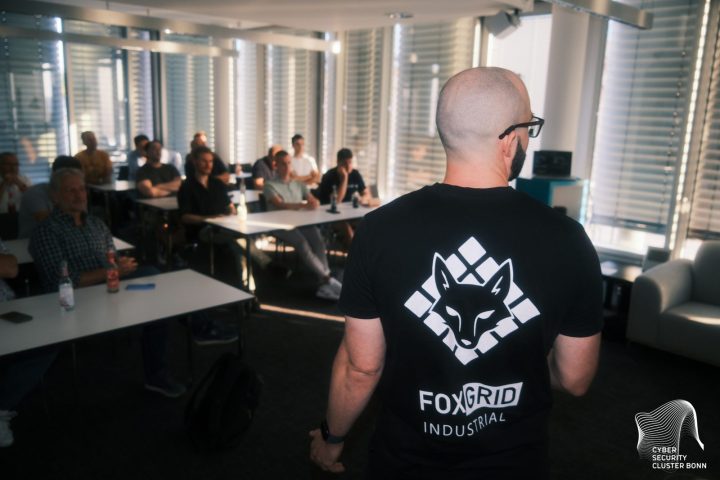 Marcel Rick-Cen von FOXGRID Industrial spricht beim Cyber Security Meetup in Bonn über OT-Security und Hardware-Hacking